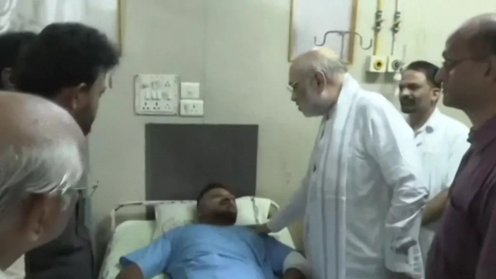 Vishwashkumar Ramesh meets Indian interior minister Amit Shah in hospital