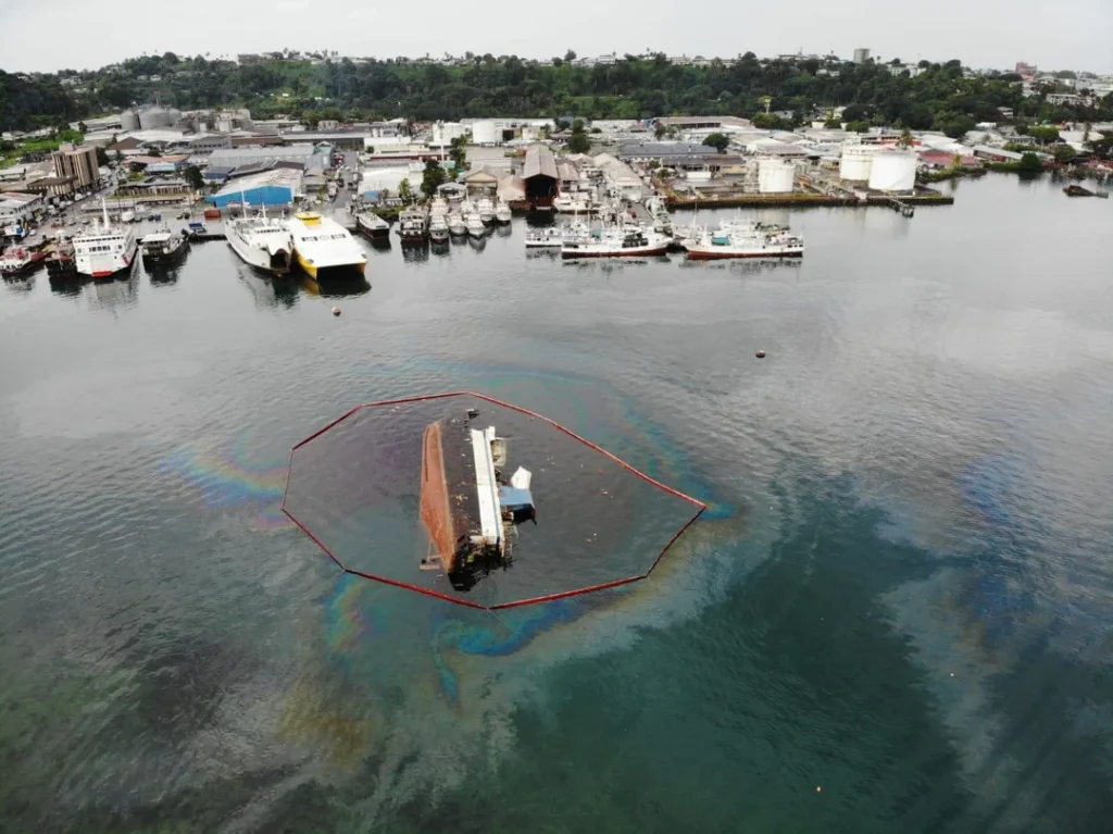 goundar-ship-spilling-fuel-in-suva-harbour-v0-uscul4hfgb5f1